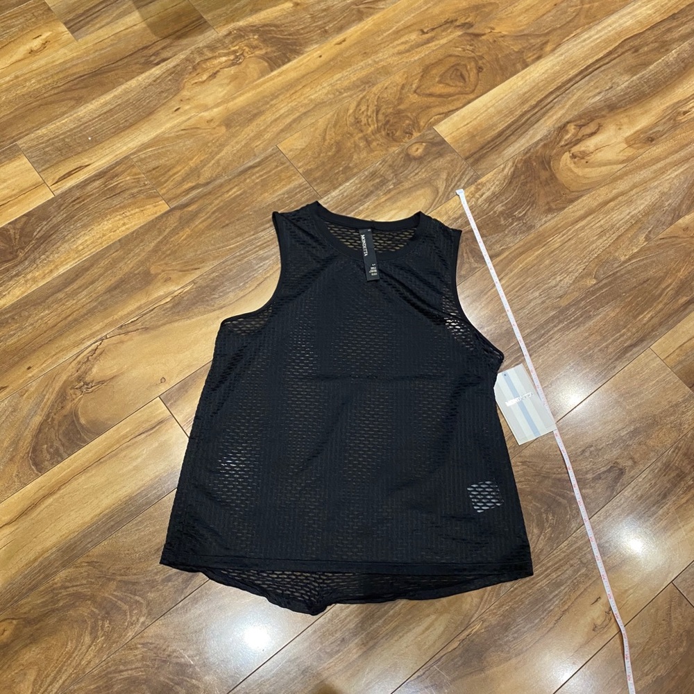 🔥2/$10 (🔥items).
New w tags gym shirt